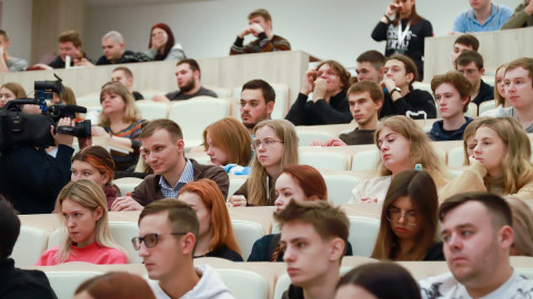 молодежь в аудитории