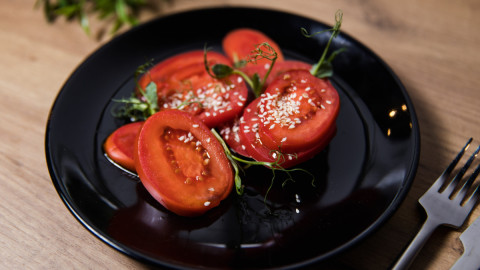 закуска из помидоров с соевым соусом и кунжутом
