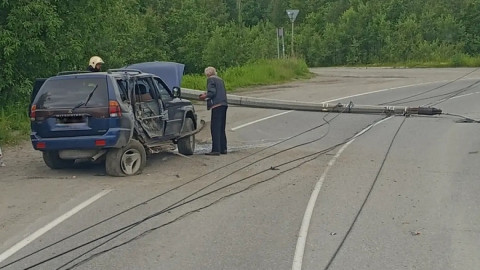 джип на дороге после аварии