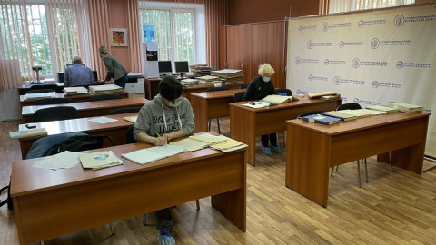 люди сидят в архиве