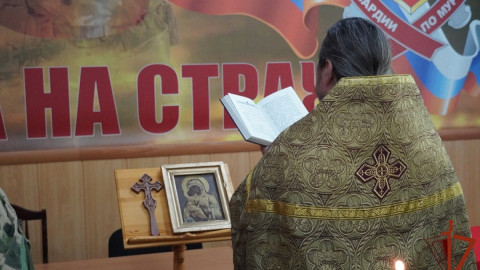 священник читает молитву