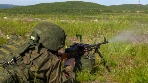 солдат стреляет