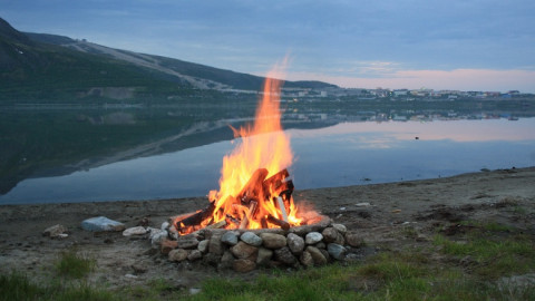 костер горит возле водоема