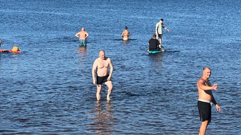 Мужчины в воде
