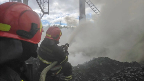 пожарные тушат склад с углем