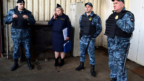 судебные приставы стоят в здании