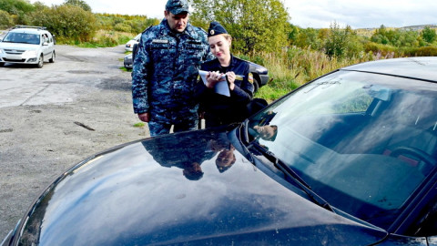 судебные приставы около автомобиля