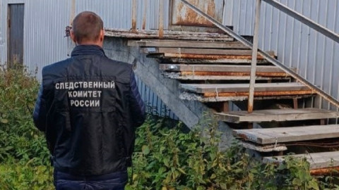 следователь стоит около лестницы