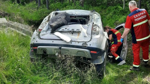 машина в кювете после аварии