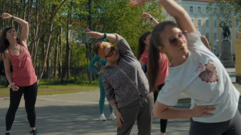 женщины занимаются спортом