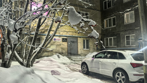 Машины во дворе