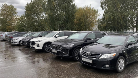 Автомобили у дилера в конце августа перед осенним ростом цен