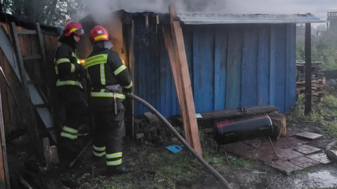 пожарные тушат баню