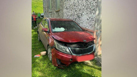 автомобиль въехал в многоэтажный дом