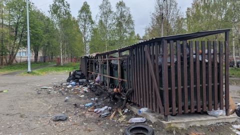обгоревшая площадка для мусора
