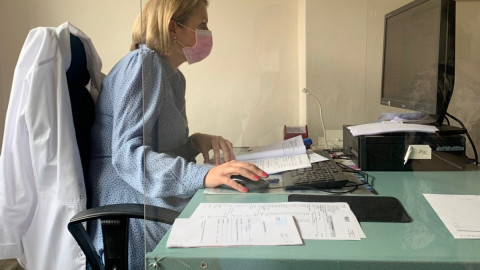 врач смотрит в компьютер