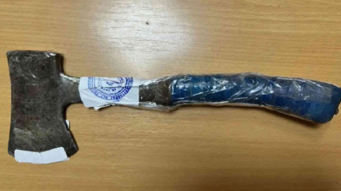 кухонный топорик на столе