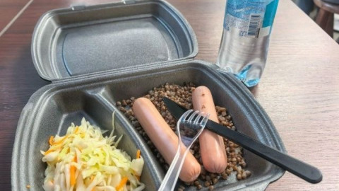 Блюдо с недоваренными сосисками и гречей
