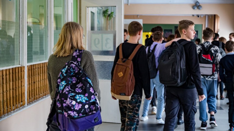 дети с рюкзаками в школе