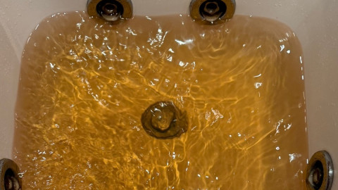 ржавая вода в ванной