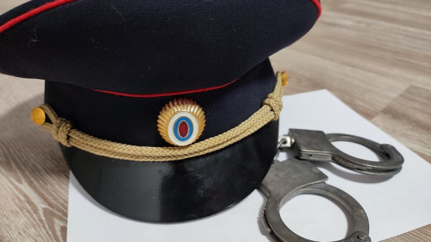фуражка полицейского и наручники
