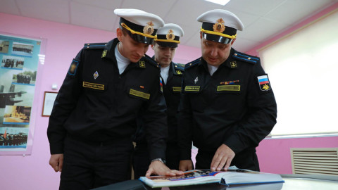 офицеры в музее