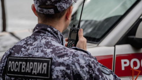 росгвардеец говорит по рации