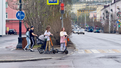 подростки и самокаты