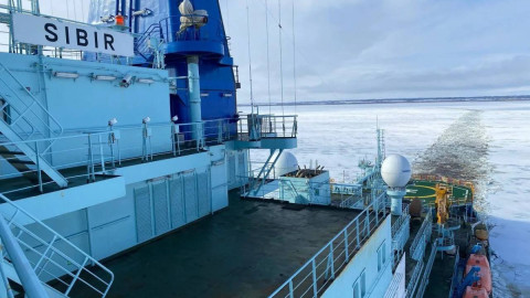 ледокол в море