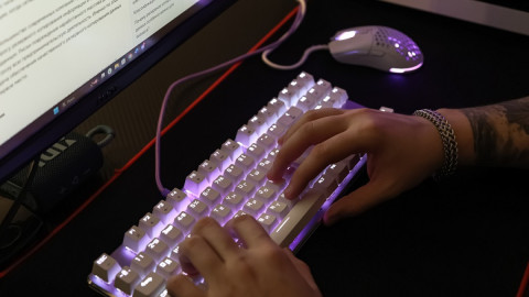 мужчина печатает на клавиатуре