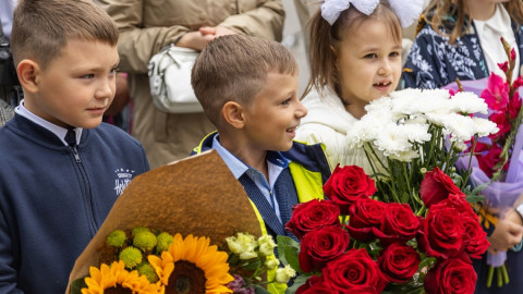 первоклассники с цветами