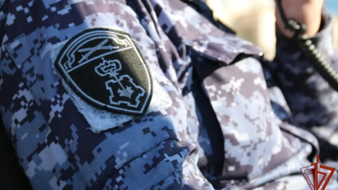 росгвардеец говорит по рации