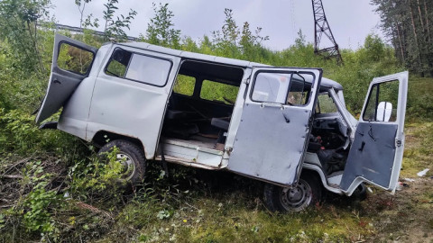 УАЗик в кювете после аварии