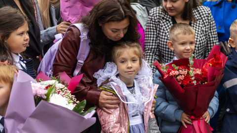 Ребенок в школе с мамой
