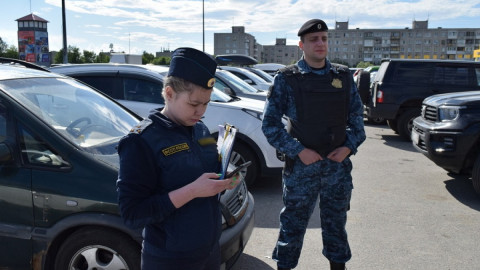 пристав смотрит в обильный телефон