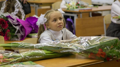 первоклассница за партой