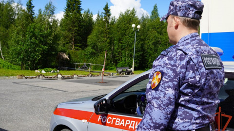 сотрудник Росгвардии возле автомобиля