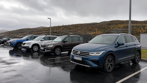 Новые полноприводные автомобили у автосалона осенью