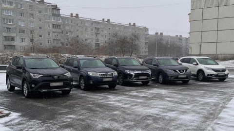Пять кроссоверов на заснеженной парковке зимой