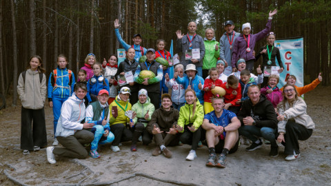 спортсмены с арбузами