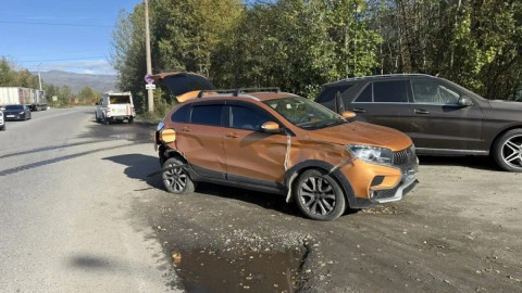 Автомобиль после аварии на улице