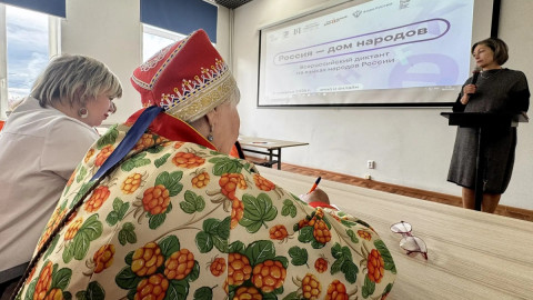 люди пишут диктант