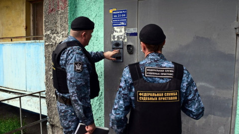 приставы звонят в домофон