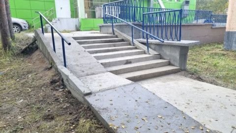бетонная лестница к дому
