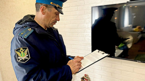 пристав заполняет документы