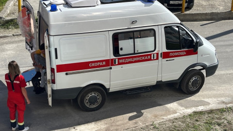 фельдшер стоит возле скорой
