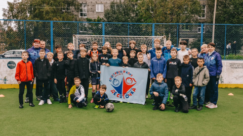 дети с плакатом