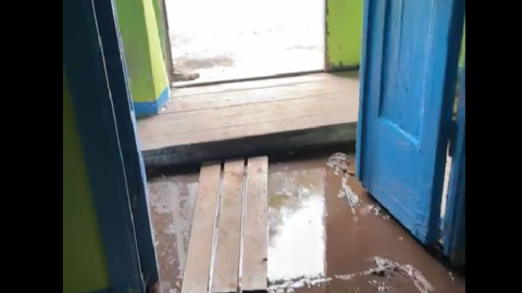 Вода в подъезде