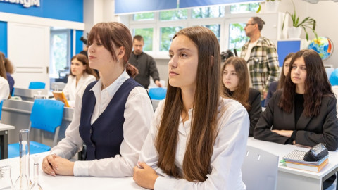 школьницы сидят за партой