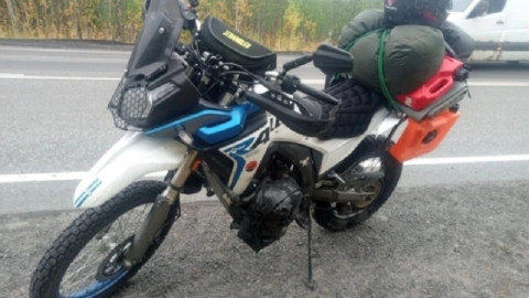 скутер стоит на дороге